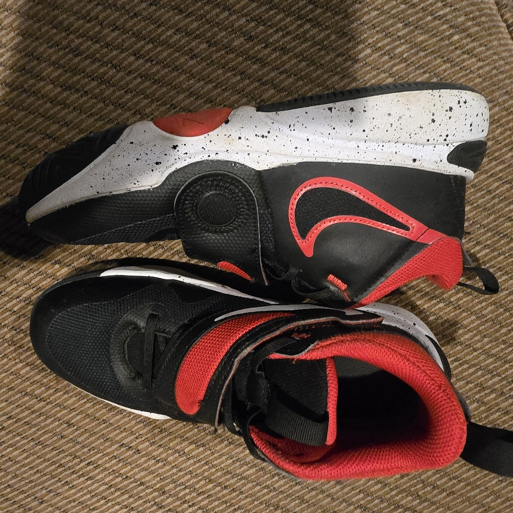 Nike Kids Black and Red Speckled Sneakers